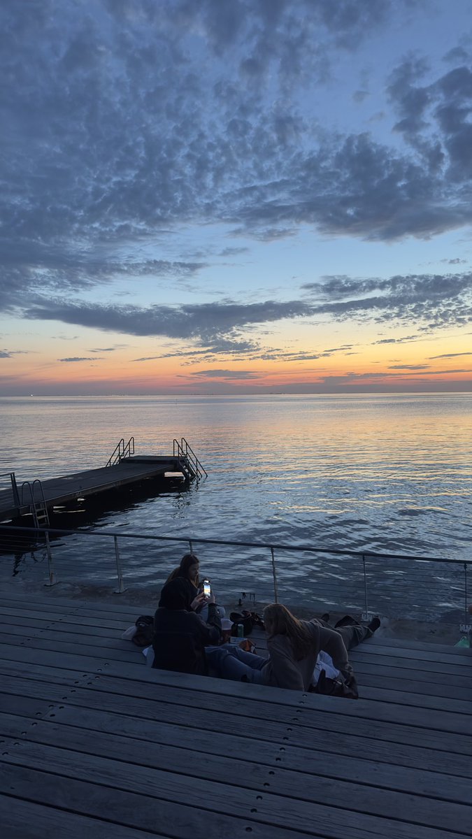 pacxjc's tweet photo. Puesta del sol en el mar Báltico https://t.co/wJEiuIQOwx