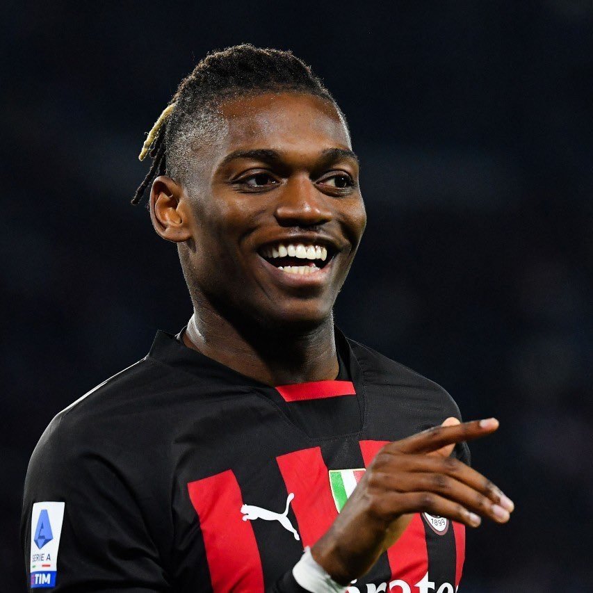 Megaparitr_2's tweet photo. 🟡🔵 Fenerbahçe, Rafael Leao için Milan'a 40 milyon Euro'luk yeni teklifini iletti. Teklifin içinde şartlara bağlı bonuslar da yer alıyor. 

Sarı-lacivertliler, Portekizli yıldıza ise yıllık 12 milyon Euro maaş önerdi.
#22bet #betwinner https://t.co/GbafUdRND2