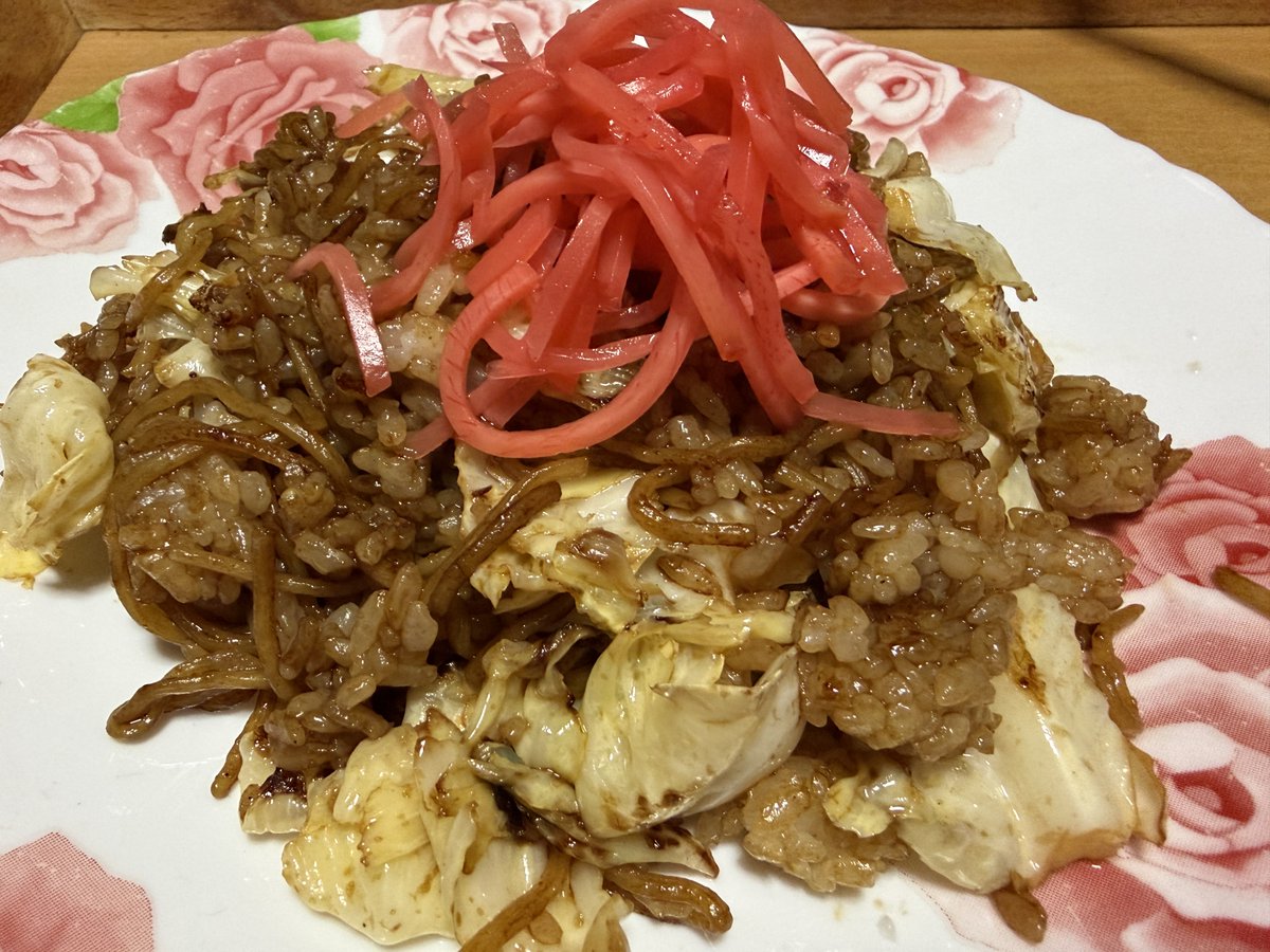 aperitivo07's tweet photo. 今日の晩ご飯は、焼きそば飯
頂きます。☺️☺️✨✨✨✨✨✨ https://t.co/Ad7EUtLpjk