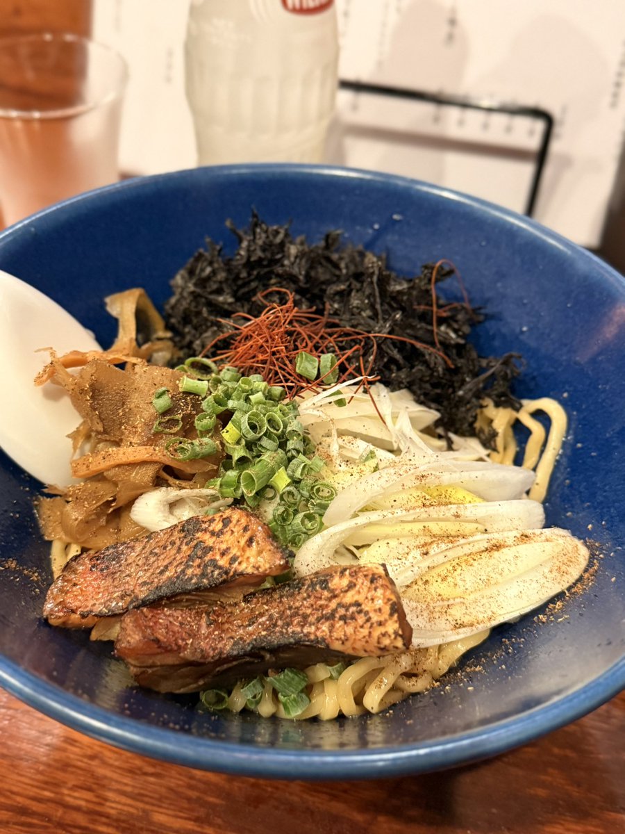 menUPG's tweet photo. 📍麺処 にぼし香 アソビル店
赤魚の煮付まぜそば改
~シュワとするさっぱりとするような飲み物セット~

今日もやってると聞いたので昨日のリベンジで行ったら食べれました！
めちゃめちゃ旨い！少し甘いタレが具材に合っていて最高でした。
熱々の煮干スープまでついてくるので煮干摂取できて幸せ。

ここの店舗は、特濃煮干がレギュラーに無いから普段は限定メニュー中心に食べに行くんですが、これまでで1番好きです。

ところで、赤魚ってなんだろう？