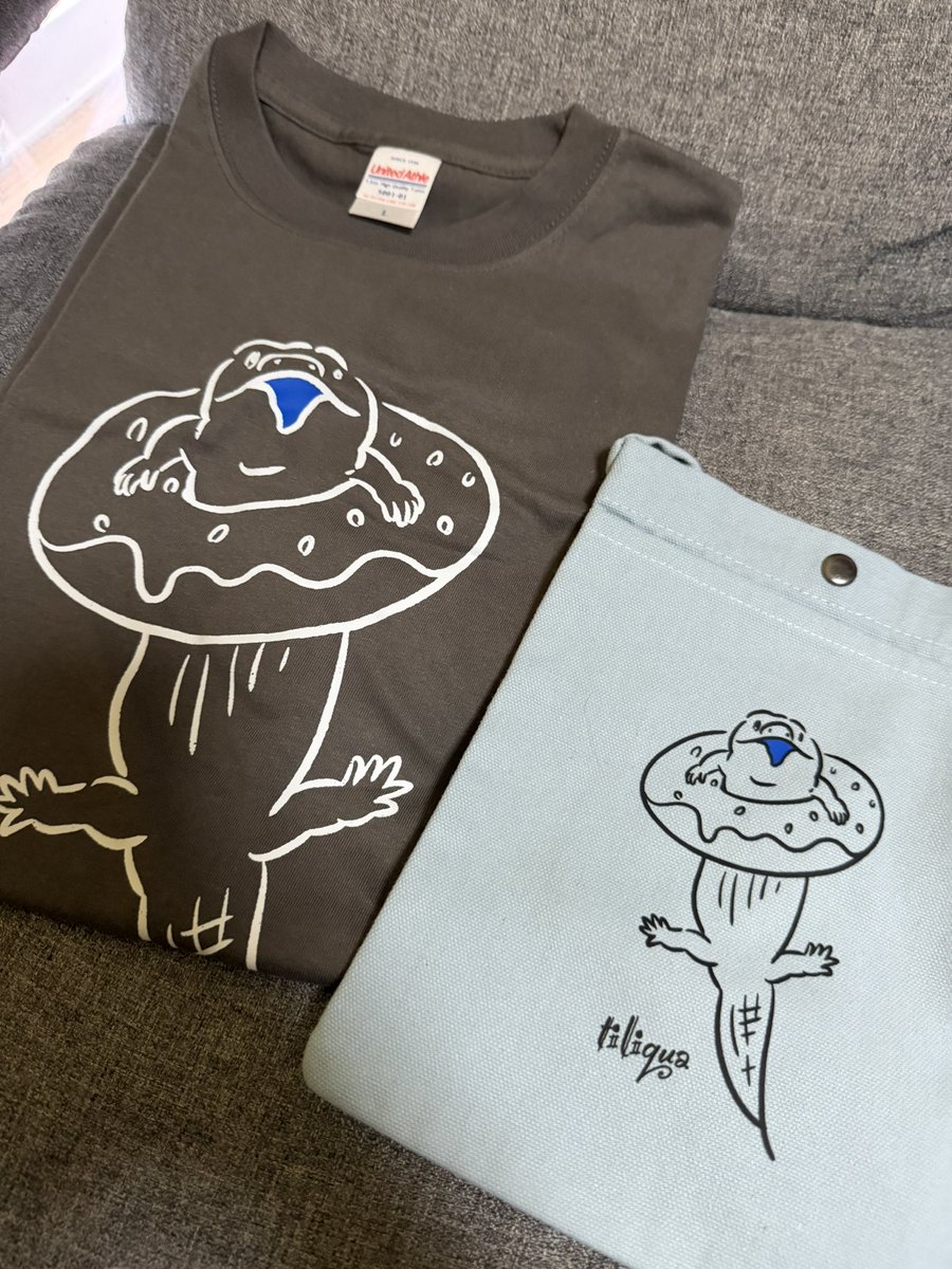 DASHIMAKI_TG's tweet photo. 待ちに待ったアオジタTとサコッシュ届いた〜🥹
可愛いが過ぎる...！！！！
サコッシュはスーパーに買い物行く時丁度良さそうだから重宝しそう！ https://t.co/9aho1eTX0u