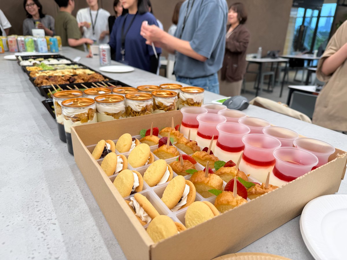 e_dash_io's tweet photo. 【8月スタート！新たな仲間を迎える「TSUDOI」開催🍻】
昨日、8月入社のメンバー6人をお迎えし、夜にはオフィスで歓迎＆懇親イベント「TSUDOI（つどい）」を行いました✨（e-dashへようこそ👏） 

リラックスした雰囲気で、仕事の話から趣味の話まで盛り上がりました！
（野球の変化球の投げ方をボールを使いながら討論している場面もありましたね…⚾）
温かいカルチャーがe-dashの自慢です。 

8月も新たなメンバーとともに、チーム一丸となって挑戦を続けていきます💪

#edash #企業カルチャー #TSUDOI #一緒に挑む