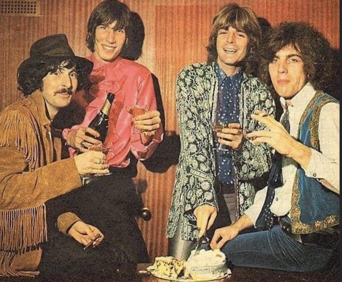 musimerides's tweet photo. En 1967 Pink Floyd lanza «The Piper at the Gates of Dawn», primer disco de la banda y el triunfal arribo de la psicodelia a Europa. Grabado en Abbey Road mientras The Beatles trabajaban en «Sgt. Pepper's...», el álbum fue compuesto y cantado casi en su totalidad por Syd Barrett. https://t.co/WdvKq5B4HR