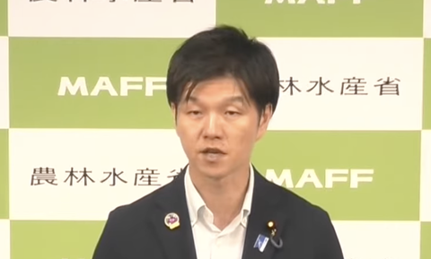 luxnoname's tweet photo. 今年の農水大臣「このままだと米の価格が下げ止まらない！高値で早期の備蓄米買い戻しを！！」

コメ、増産路線を修正 価格は市場任せに回帰 鈴木農相が方針
コメ価格“高値維持”に躍起か…

「鈴木農水相」と「江藤元農水相」が備蓄米の“早期買い戻しを打診”

無能そうに見えて無能だったなこいつ https://t.co/79uEjeo0Lm