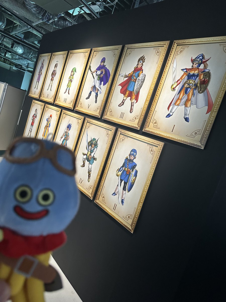 Mumei_vl's tweet photo. ドラクエDIVE２回目行ってきた！
VRは何回見ても感動する😭
メタリックフィギュア4体お出迎えした
どうぐやは入荷未定がほとんど💦でも、少しスタッフがダンボールから補充してました。
 #ドラクエDIVE
 #ドラクエダイブ https://t.co/TVuviSMCeY
