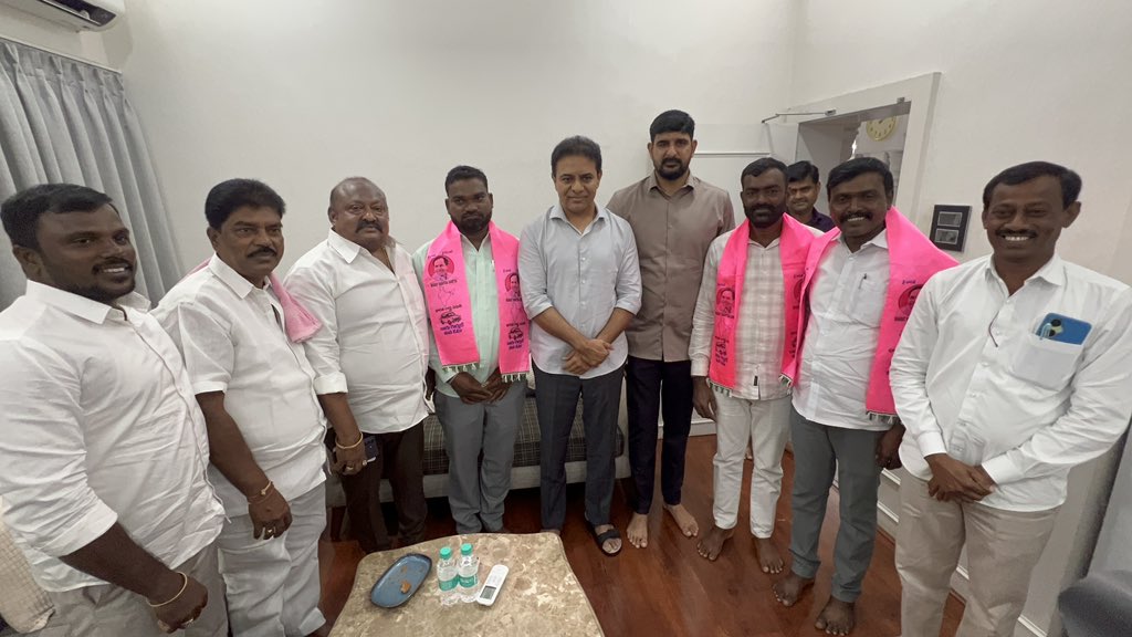 KaushikReddyBRS's tweet photo. ఫ్లాష్  ఫ్లాష్ బ్రేకింగ్ న్యూస్ 

🔴హుజూరాబాద్‌ నియోజకవర్గం ఇల్లంతకుంట మండలం లో బీజేపీకి పార్టీ కి ఈటలకు భారీ షాక్.. 

🔴బీఆర్‌ఎస్‌లోకి ముగ్గురు సర్పంచ్‌లు

ఎమ్మెల్యే పాడి కౌశిక్ రెడ్డిగారు  మరియు ఎమ్మెల్యే గంగుల కమలాకర్ గారి ఆధ్వర్యంలో కేటీఆర్ సమక్షంలో బీఆర్‌ఎస్‌లో చేరిక

హుజూరాబాద్ నియోజకవర్గం ఇల్లంతకుంట మండలంలో బీజేపీకి భారీ షాక్ తగిలింది. ఇల్లంతకుంట మండలానికి చెందిన పలువురు ప్రజాప్రతినిధులు, నాయకులు బీఆర్‌ఎస్ పార్టీ వైపు అడుగులు వేస్తున్నారు. ఇందులో భాగంగా హైదరాబాద్ లో నందినగర్ నివాసం లో ఎమ్మెల్యే పాడి కౌశిక్ రెడ్డి గారు గంగుల కమలాకర్ గారి ఆధ్వర్యంలో బీఆర్‌ఎస్ పార్టీ వర్కింగ్ ప్రెసిడెంట్ శ్రీ కేటీఆర్ గారి సమక్షంలో సిరిసేడు సర్పంచ్ కుమార్ -శ్యామల వంతడువుల సర్పంచ్ రాజేష్ -మాధవి టేకుర్తి సర్పంచ్ శ్రీనివాస్ బీఆర్‌ఎస్ పార్టీలో చేరారు.

ఈ సందర్భంగా సర్పంచ్‌లు మాట్లాడుతూ.. కేసీఆర్ నాయకత్వంలో తెలంగాణ రాష్ట్రం సాధించిన అభివృద్ధి, సంక్షేమం ప్రజల మనసుల్లో ఇప్పటికీ చెక్కుచెదరలేదని, కాంగ్రెస్ ప్రభుత్వం అధికారంలోకి వచ్చిన తర్వాత ప్రజలకు ఇచ్చిన హామీలను అమలు చేయడంలో పూర్తిగా విఫలమైందని విమర్శించారు. బీజేపీ కూడా ప్రజా సమస్యలను పట్టించుకోకుండా రాజకీయాలకే పరిమితమైందని అన్నారు.

కాంగ్రెస్, బీజేపీ పాలనలపై ప్రజల్లో తీవ్ర వ్యతిరేకత నెలకొందని, గ్రామస్థాయిలో ఆ రెండు పార్టీల నాయకులు, కార్యకర్తలు బీఆర్‌ఎస్ వైపు చూస్తున్నారని తెలిపారు. రాబోయే రోజుల్లో మరింత మంది నాయకులు, ప్రజాప్రతినిధులు బీఆర్‌ఎస్‌లో చేరేందుకు సిద్ధంగా ఉన్నారని వెల్లడించారు.

కేసీఆర్ గారు మళ్లీ తెలంగాణకు నాయకత్వం వహించాలని, బీఆర్‌ఎస్ ప్రభుత్వం తిరిగి అధికారంలోకి రావాలని ప్రజలు కోరుకుంటున్నారని సర్పంచ్‌లు అన్నారు. హుజూరాబాద్ నియోజకవర్గంలో ఎమ్మెల్యే పాడి కౌశిక్ రెడ్డి ప్రజా సమస్యలపై నిరంతరం పోరాడుతూ ప్రజల పక్షాన నిలుస్తున్నారని, ఆయన నాయకత్వంపై తమకు పూర్తి విశ్వాసం ఉందని తెలిపారు.

హుజూరాబాద్‌లో బీఆర్‌ఎస్ బలం రోజురోజుకూ పెరుగుతోందని, రాబోయే రోజుల్లో కాంగ్రెస్, బీజేపీల నుంచి మరిన్ని చేరికలు ఉంటాయని పేర్కొన్నారు
ఈ కార్యక్రమం లో మాజీ SC కార్పొరేషన్ చైర్మన్ బండ శ్రీనివాస్ మాజీ MPP వెంకటేష్ పాల్గొన్నారు.