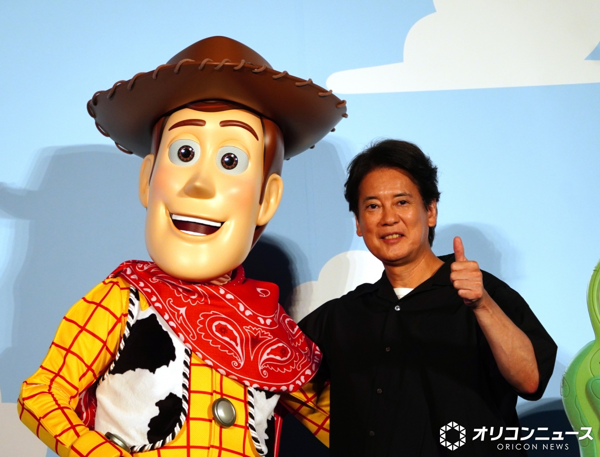 oricon's tweet photo. 唐沢寿明、ウッディ役30年✨️
“似てる”の声に言及
「残念ながら俺のが先に生まれている」
⠀
バズ・ライトイヤー役・所ジョージは
「似てると思いますよ」きっぱり💥
https://t.co/ixQrBJqxc4
⠀
🎬️映画『トイ・ストーリー5』
大ヒット御礼舞台あいさつに登壇
⠀
 #トイストーリー５ https://t.co/8goBRu7kdQ