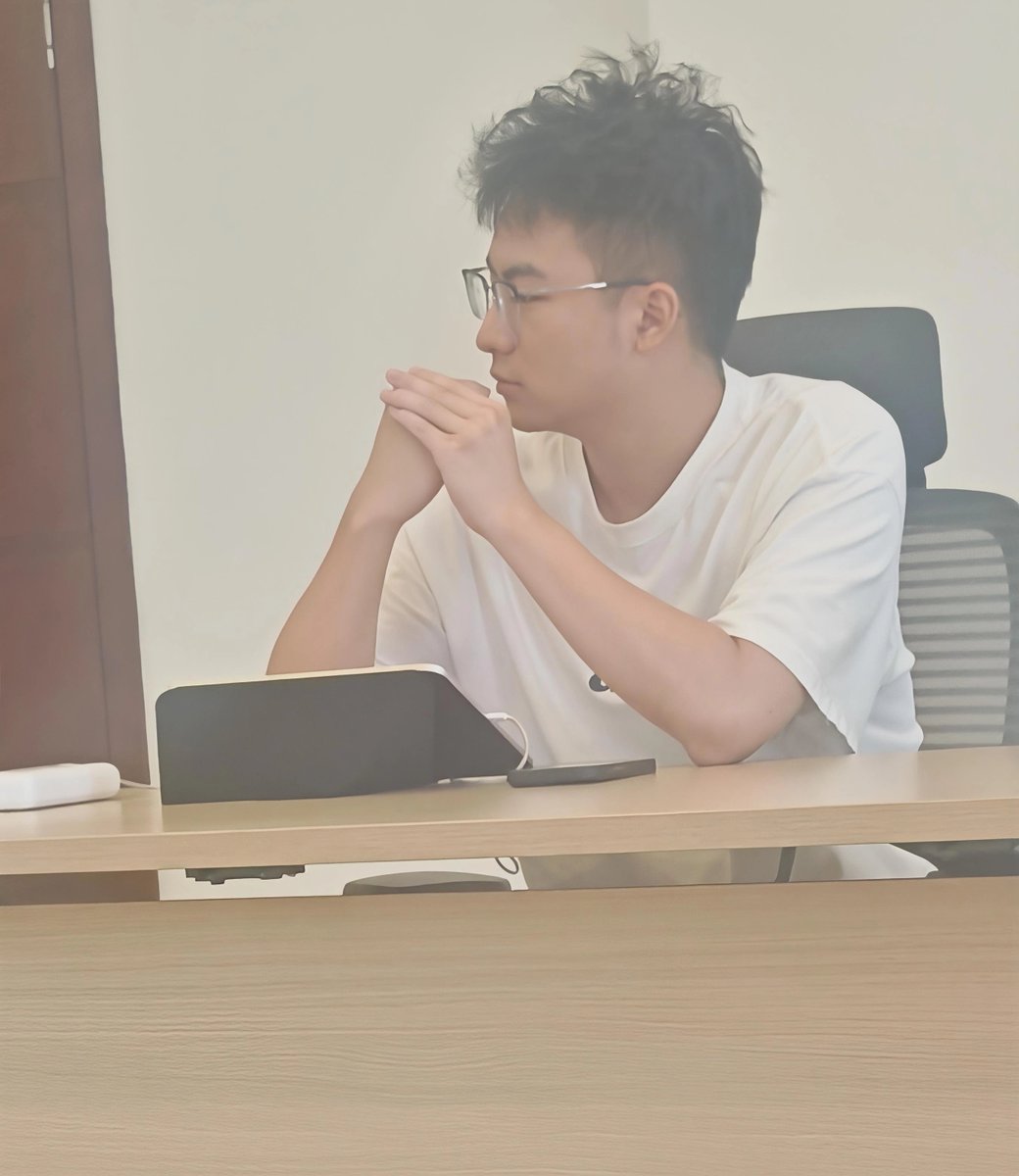 Larray9929's tweet photo. 公司来了个实习生，好帅，有点像最近广州考上北大那个人，个子也高高的，可惜工作之后基本上没啥机会了，都不喝酒也不出差，油也没了，唉。好想玩到啊😭 https://t.co/vHFFAXxMly