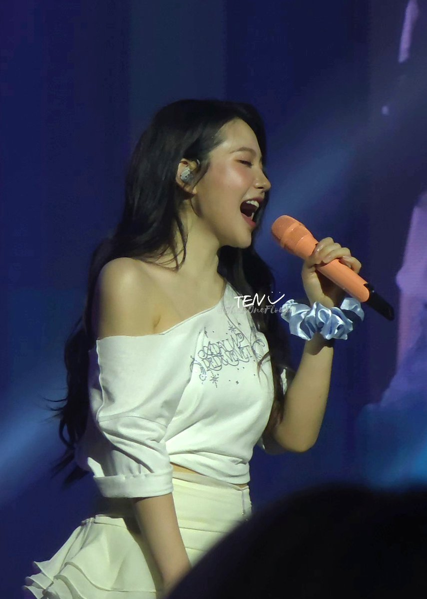 SheIsOneFlower's tweet photo. 260731 A Day in Red &amp; Velvet Day1

💜💜💜

#예리 #YERI 
#RedVelvet #레드벨벳 https://t.co/aMMq5jdVnS