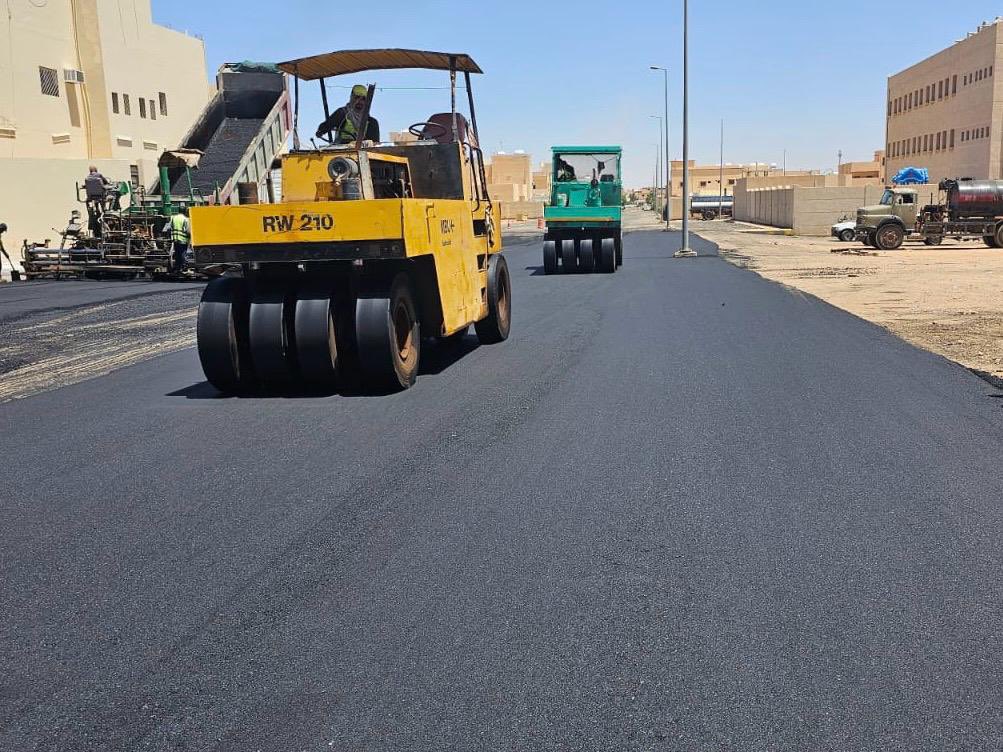 NBM_GOV's tweet photo. بلدية محافظة #طريف تنفذ أعمال السفلتة في "طريق الأمير سلطان بن عبدالعزيز" ضمن جهودها لرفع كفاءة شبكة الطرق وتطوير البنية التحتية بالمحافظة بما يضمن انسيابية الحركة المرورية وسلامة سالكي الطريق والارتقاء بجودة الخدمات المقدمة للأهالي.
#أمانة_منطقة_الحدود_الشمالية https://t.co/W7l1cUyish