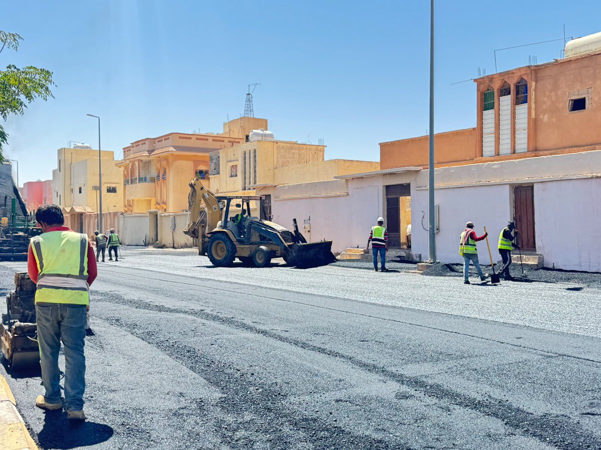 NBM_GOV's tweet photo. بلدية محافظة #طريف تنفذ أعمال السفلتة في "طريق الأمير سلطان بن عبدالعزيز" ضمن جهودها لرفع كفاءة شبكة الطرق وتطوير البنية التحتية بالمحافظة بما يضمن انسيابية الحركة المرورية وسلامة سالكي الطريق والارتقاء بجودة الخدمات المقدمة للأهالي.
#أمانة_منطقة_الحدود_الشمالية https://t.co/W7l1cUyish
