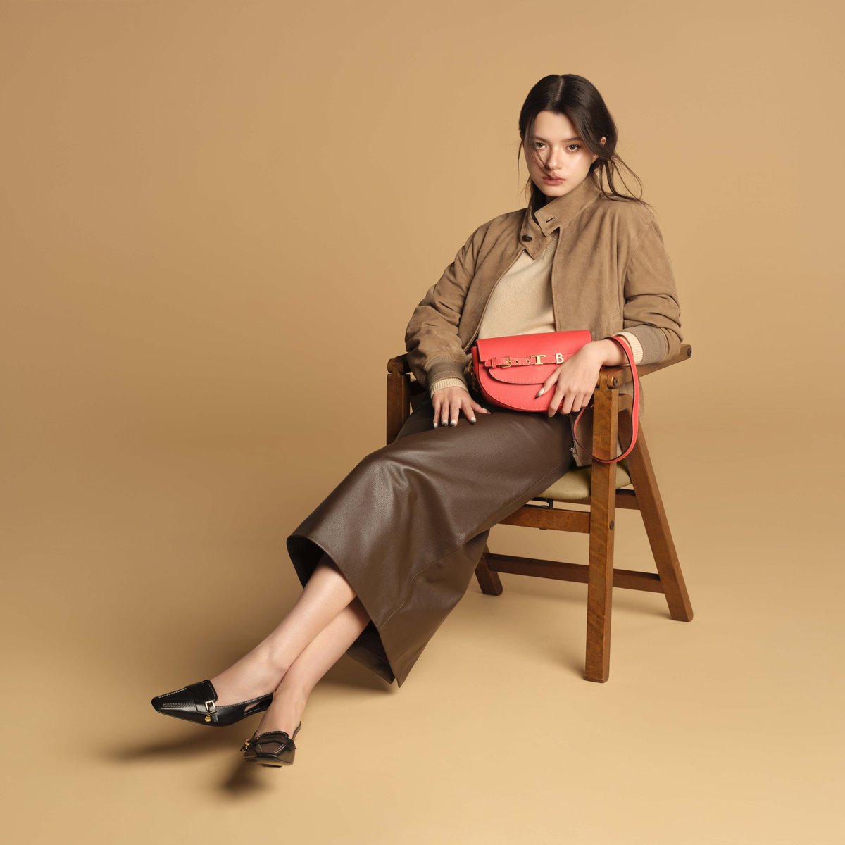 woopmag's tweet photo. TOD’S แต่งตั้ง รีเบคก้า แพทรีเซีย อาร์มสตรอง เป็น BRAND AMBASSADOR

#Tods
#BeckyArmstrong
#beckysangels‌

แบรนด์ลักชัวรีสัญชาติอิตาลี มีความยินดีที่จะประกาศแต่งตั้ง รีเบคก้า แพทรีเซีย อาร์มสตรอง ในฐานะ Brand Ambassador คนล่าสุด
รีเบคก้า แพทรีเซีย อาร์มสตรอง นักแสดง นักร้อง และนางแบบลูกครึ่งไทย - อังกฤษ ซึ่งเป็นที่รู้จักในนาม เบ็คกี้ อาร์มสตรอง ได้สร้างชื่อเสียงอย่างโดดเด่นในระดับนานาชาติ ทั้งในวงการบันเทิงและอุตสาหกรรมแฟชั่น ด้วยสไตล์ที่ทันสมัย ความมั่นใจ และเอกลักษณ์เฉพาะตัว เบ็คกี้จึงเป็นตัวแทนของคนรุ่นใหม่ที่เปี่ยมด้วยความสามารถ และได้รับการยอมรับอย่างกว้างขวางทั้งในเอเชียและระดับโลก
Tod’s ยึดมั่นในรากฐานแห่งงานฝีมืออิตาลี คุณภาพอันเป็นเลิศ และความสง่างามเหนือกาลเวลาในฐานะตัวแทนของไลฟ์สไตล์อย่างแท้จริง ผ่านความร่วมมือครั้งใหม่นี้ Tod's ตอกย้ำวิสัยทัศน์อันร่วมสมัยและมรดกอันเป็นเอกลักษณ์ของแบรนด์ไปพร้อมกับเบ็คกี้ อาร์มสตรอง ผู้ซึ่งมีความสามารถอันหลากหลาย ความสง่างามอย่างเป็นธรรมชาติ และสไตล์อันประณีต ซึ่งสะท้อนคุณค่าของ Tod’s ได้อย่างสมบูรณ์แบบ
เบ็คกี้จะปรากฏตัวอย่างเป็นทางการครั้งแรกในฐานะ Brand Ambassador ของ Tod’s ณ Milan Fashion Week ที่จะจัดขึ้นในวันที่ 25 กันยายน ค.ศ. 2026 การแต่งตั้งครั้งนี้ถือเป็นจุดเริ่มต้นของความร่วมมือครั้งสำคัญ ซึ่งผสานพลังอันโดดเด่นและมีชีวิตชีวาของเบ็คกี้ควบคู่ไปกับไลฟ์สไตล์แบบอิตาลีอันเป็นเอกลักษณ์และความสง่างามร่วมสมัยของ Tod's 
เบ็คกี้ได้เผยความรู้สึกของเธอในครั้งนี้ว่า “ขอบคุณสำหรับโอกาสสุดพิเศษนี้ รู้สึกมีความสุขอย่างยิ่งที่ได้เป็นส่วนหนึ่งของครอบครัว Tod’s และพร้อมสำหรับการเดินทางร่วมกันต่อจากนี้ค่ะ เบ็คกี้ชื่นชมผลงานของ Tod’s มาโดยตลอด ด้วยงานฝีมืออันประณีตที่ผสานเข้ากับความเรียบง่ายและสามารถสวมใส่ได้ในทุกวัน ความหรูหราอย่างเป็นธรรมชาตินี้คือสิ่งที่ทำให้ Tod's เป็นแบรนด์ที่พิเศษสำหรับเบ็คกี้ และเบ็คกี้รู้สึกตื่นเต้นเป็นอย่างมากกับการเริ่มต้นบทใหม่ร่วมกับ Tod's ค่ะ” 

https://t.co/v2yhsEgk0p
@tods