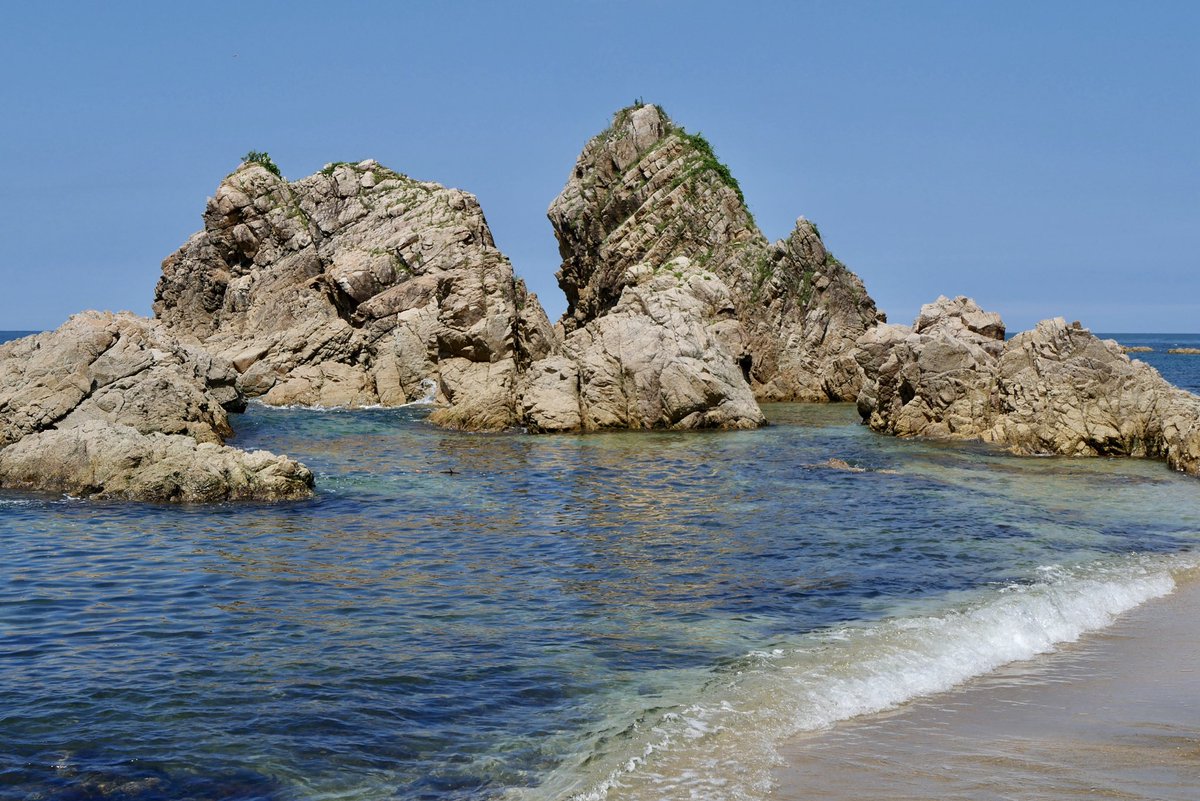 Cikatic's tweet photo. 新潟県北の美しい海岸で網を手に魚を追った。 https://t.co/W99ltGKEpS