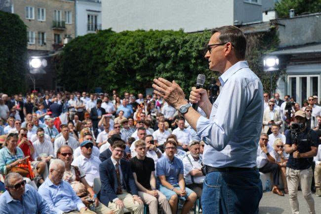Darekbrzoza's tweet photo. "Powstał Rozwój Plus. Na razie Stowarzyszenie, ale powstanie  partia, która będzie pewnie dążyć źeby minimalnie zdobyć około 2 mln głosów, Jest to poparcie rzędu  ok. 10 proc. ( ok. 50 mandatów).Już teraz oscyluje w tych granicach.Jak powstało Stowarzyszenie można było się spodziewać lub oczekiwać poważnej z nim dyskusji o gospodarce, bezpieczeństwie, demografii, podatkach czy kierunku rozwoju Polski. Można było oczekiwać sporu na argumenty i programy. Tymczasem niemal natychmiast rozpoczął się festiwal etykiet, wyzwisk i politycznych połajanek.
Sławomir Mentzen ogłosił: „To nie Rozwój Plus, tylko PiS 2.0”. Krzysztof Bosak nazwał Mateusza Morawieckiego „manipulatorem i hipokrytą”. Agnieszka Wojciechowska van Heukelom zaczęła pisać o „Rozboju Plus”. Jacek Kurski poszedł jeszcze dalej, twierdząc, że Morawiecki „na zlecenie Tuska próbuje rozbić PiS”.
A gdzie w tym wszystkim jest Polska?
Gdzie rozmowa o tym, jak wyprowadzić kraj z coraz wiekszego zadłużenia, jak pobudzić rozwój gospodarczy, zwiększyć inwestycje, zatrzymać kryzys demograficzny i budować silne państwo? Zamiast odpowiedzi słyszymy kolejne polityczne łatki. Jedni mówią: „PiS 2.0”, drudzy: „rozłamowcy”, trzeci: „zdrajcy”, czwartym wystarcza złośliwy przydomek.
Są jednak także głosy zupełnie odmienne. Dominik Tarczyński uważa Morawieckiego za „najlepszego menedżera w Europie” i człowieka o największych kompetencjach gospodarczych w polskim obozie prawicy. Ryszard Terlecki przekonuje, że Rozwój Plus miał być „drugim płucem PiS”: mniej krzykliwym, bardziej programowym, nastawionym na rozwój i szukanie odpowiedzi na najważniejsze wyzwania gospodarcze. Według niego właśnie ta wizja stała się początkiem intryg i  konfliktu.
Można zgadzać się z Mentzenem albo z Tarczyńskim. Można przyznać rację Bosakowi albo Terleckiemu. Na tym polega demokracja. Problem zaczyna się wtedy, gdy zamiast argumentów pojawia się szyderstwo.
Dobrym przykładem jest określenie „Rozbój Plus”. Każdy ma prawo do krytyki. Sam często krytykuję polityków i nie tylko. Ale krytyka oparta na argumentach buduje debatę. Przekręcanie nazw, wyśmiewanie i obrażanie przeciwników niczego nie wnosi. To nie jest błyskotliwość. To jest intelektualne dno.
Spójrzmy na liczby. Mateusz Morawiecki w wyborach parlamentarnych w 2023 roku zdobył 117 064 głosów. Agnieszka Wojciechowska van Heukelom uzyskała 10 557 głosów. To ponad jedenaście razy mniej i jeden z najgorszych wyników w ogóle. Nie oznacza to, że liczba głosów decyduje o racji. Oznacza jednak skalę społecznego mandatu. W demokracji warto o tym pamiętać, zanim zacznie się ośmieszać ludzi, którzy otrzymali tak silne poparcie wyborców. Polska polityka wciąż nie potrafi uwolnić się od najgorszych nawyków i fatalnych ludzi. Zamiast ścierać się na  programy,idee ścierają się na emocje. Zamiast odpowiadać na argumenty, odpowiada się epitetami. To nie jest kultura demokratycznej debaty. To jest polityka plemion. Taki postkomunistyczny świat.
Najbardziej boli mnie jednak coś innego.
Nie tylko język polityków, ale także zachowanie części ich zwolenników. Coraz częściej odnoszę wrażenie, że część elektoratu  PiS zaczyna zachowywać się dokładnie tak, jak przez lata zarzucała zwolennikom Tuska.  Różnica coraz bardziej się zaciera.Zamiast rozmowy pojawiają się wyzwiska. Zamiast dyskusji oskarżenia o zdradę, zaprzaństwo. Zamiast szacunku próby publicznego linczu każdego, kto odważy się mieć inne zdanie.
Przecież to właśnie wielu sympatyków PiS przez lata mówiło o pogardzie, która płynęła ze strony PO. Dzisiaj niestety coraz częściej można odnieść wrażenie, że część z nich zaczyna używać dokładnie tych samych metod. A jeśli tak się dzieje, to czym właściwie różnią się od swoich przeciwników? Niczym.Nie przekonuje się ludzi wyzwiskami. Nie buduje się zaufania pogardą. Nie wygrywa się przyszłości Polski złośliwymi memami i politycznymi etykietami.
Państwo potrzebuje konkurencji idei, a nie konkursu na najbardziej obraźliwy cytat. Bo jeśli politycy i ich zwolennicy zapomną rozmawiać o Polsce, wyborcy prędzej czy później przestaną słuchać polityków.
I wtedy nie przegra ani PiS, ani Platforma, ani Konfederacja.
Przegra po prostu Polska.Razi mnie też postawa części prawicowych mediów. W ostatnich tygodniach w Telewizji Republika niemal codziennie można było usłyszeć ostre ataki na Mateusza Morawieckiego. Zamiast rzetelnej analizy i uczciwej debaty dominowały jednostronne komentarze, oskarżenia i polityczne etykiety. Trudno oprzeć się wrażeniu, że dla części prowadzących i komentatorów ważniejsze stało się opowiedzenie się po jednej stronie wewnętrznego sporu niż zachowanie dziennikarskiego dystansu. Smutne to."
za Albert Łyjak