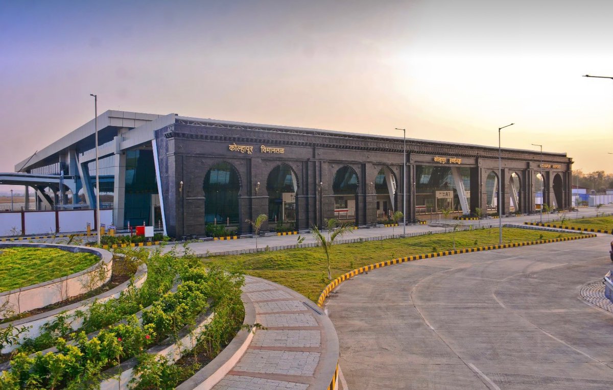 marinebharat's tweet photo. Kolhapur Airport in Maharashtra

Pic 1 - 10 years ago
Pic 2 - Today

Pic Source - Airport Authority of India https://t.co/UmG6HpmHqS
