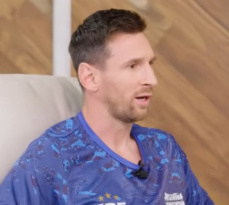 fcbfn_live's tweet photo. 🚨🗣️ Lionel Messi:

"At my kids' school in Miami, I don't even get out of the car. There's a designated drop-off spot—I simply drop them off, they get out, and that's it.

We were used to a different routine before, where you'd get out of the car, talk to other parents, and get to know your children's classmates.

Now my kids want to visit their friends' houses, but we don't know their parents. We don't even know where they're going." 🥹❤️