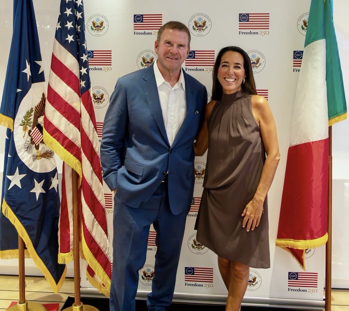 LiciaRonzulli's tweet photo. Ieri sera a bordo del #Boardwalk , nel porto di #Bari , per celebrare il 250° anniversario dell’Indipendenza americana.
Grazie all’Ambasciatore @TilmanJFertitta e a sua moglie Lauren per il prezioso invito e per la splendida accoglienza.
Per l’occasione, gli ho regalato un piccolo simbolo della mia Puglia: un Pumo, portafortuna e augurio di prosperità, crescita e nuovi inizi.
Un dono semplice, ma ricco di significato, per condividere un po’ della mia terra e delle sue tradizioni. #CoastalDiplomacy #freedom250