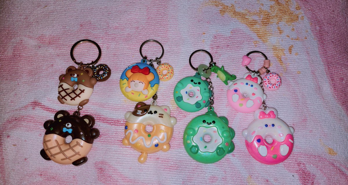 Miichel701's tweet photo. #keychains #keychain #kidcore #kidwave #toycore #toywave #donut #donuts #kawaii #toy #toys #collectiblrs #collector #accessories #collection #handmade #charm #charms #bunnydonut #dinodonut #beardonut #bunny #dino #dinosaur #teddybear #kitty #catdonut #diy #made #custom https://t.co/FcGzB2vwNb
