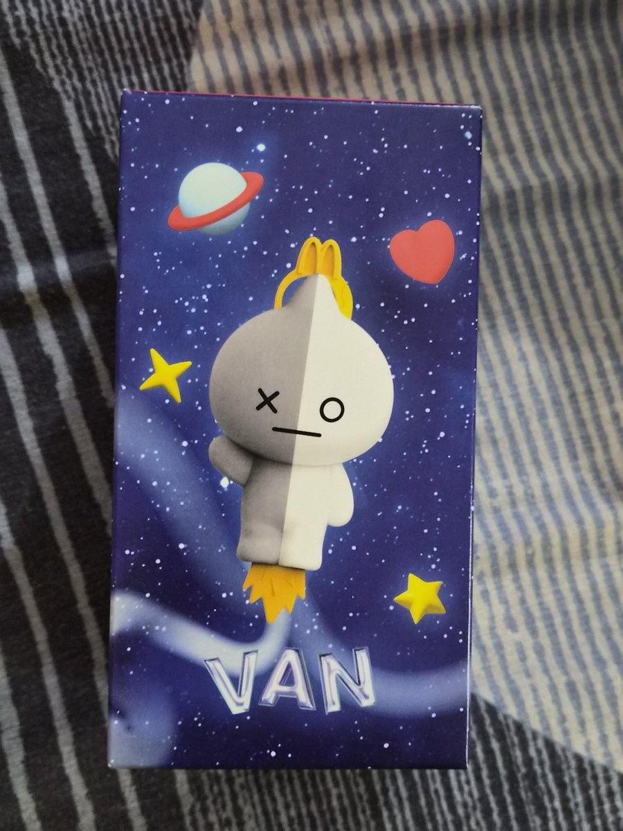 nontanpower's tweet photo. アメリカのハッピーセットはこれだった。Vanだった。リンゴはチッチャーイの3つ。ウォーター頼んだのに入ってなかった。(Uber) https://t.co/fNTLh49Kc9
