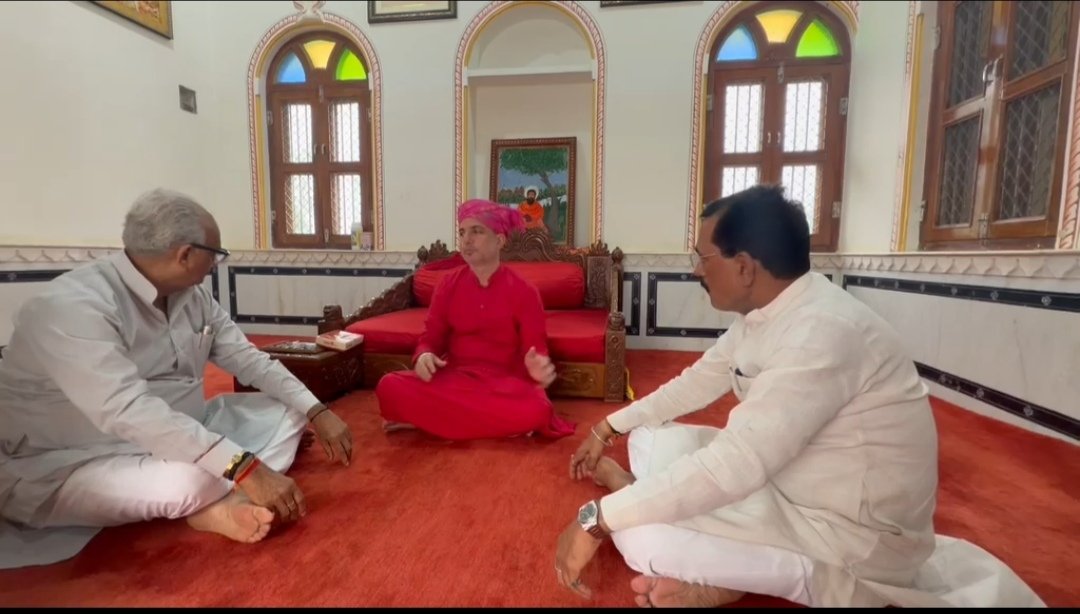 m_dadheech's tweet photo. आज चूरू प्रवास के दौरान बुद्धगिरी मठ, मंडी फतेहपुर पहुँचकर पूज्य महाराज श्री दिनेश गिरि जी महाराज के पावन सान्निध्य में उपस्थित होकर उनका आशीर्वाद प्राप्त किया। साथ ही भगवान भोलेनाथ के दर्शन एवं विधिवत पूजन-अर्चन कर प्रदेशवासियों की सुख-समृद्धि, उत्तम स्वास्थ्य एवं लोककल्याण की मंगलकामना की।

इस पावन अवसर पर पूर्व राज्यसभा सांसद श्री राजेन्द्र जी गहलोत सहित श्रद्धालुगण एवं गणमान्यजन उपस्थित रहे।
#MukeshDadheech