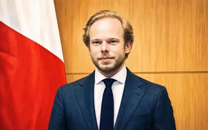 alainpaulweber's tweet photo. Charles Alloncle blanchi : la tentative de faire taire le rapporteur a échoué

La nouvelle est passée presque inaperçue lundi, noyée dans le flot habituel de l'actualité : le Parquet national financier a classé sans suite la plainte visant Charles Alloncle pour « prise illégale d'intérêts » et « trafic d'influence ». 

Une plainte contre X, déposée début mai par l'avocat de l'association Anti-Corruption, en plein cœur de la publication de son rapport sur l'audiovisuel public.

Le calendrier, à lui seul, dit beaucoup. Il aura fallu attendre la toute fin des travaux de la commission d'enquête, six mois d'auditions sous tension, un vote arraché à 12 voix contre 10, pour qu'une plainte pénale surgisse contre le rapporteur. 

Le PNF a tranché sans ambiguïté : la qualification de « prise illégale d'intérêts » ne s'applique tout simplement pas à une commission d'enquête parlementaire, et l'accusation de trafic d'influence n'était « pas suffisamment étayée » pour même justifier l'ouverture d'une enquête. 

Le parquet est allé plus loin, en rappelant que les positions défendues par les uns et les autres relevaient de « la simple expression de positions politiques ». Autrement dit : on ne poursuit pas un député pour avoir fait de la politique.

Ce classement sans suite mérite d'être lu pour ce qu'il est : un rappel à l'ordre juridique dans un dossier qui, depuis le début, s'est joué autant sur le terrain médiatique que sur le terrain des faits. 

Le rapport d'Alloncle a été attaqué sur la forme, sa médiatisation, sur le fond, ses 69 recommandations, jugées trop radicales par une partie de la commission, et jusque dans les intentions qu'on lui prêtait, vouloir « affaiblir » voire « privatiser » l'audiovisuel public. 

Une plainte pénale, dans ce climat, avait toutes les allures d'un ultime levier de pression plutôt que d'une démarche fondée sur des éléments solides, ce que le PNF confirme en creux.

Il y a d'ailleurs une ironie qu'il faut souligner : la plainte accusait Alloncle d'avoir orienté ses questions au profit de Lagardère News, un groupe aujourd'hui contrôlé par Vivendi, donc par Vincent Bolloré. 

Que la défense de la neutralité du service public passe par une plainte adossée, même indirectement, à l'un des plus gros actionnaires de médias privés du pays, mérite d'être noté. 

Alloncle, de son côté, a toujours affirmé n'avoir « jamais rencontré » la présidente de Lagardère News et avoir tenu à son indépendance « la plus stricte » tout au long des travaux.

Reste le fond du rapport : un audiovisuel public jugé en délicatesse avec la neutralité, le contrôle et les coûts, à rebours des attentes qu'il devrait satisfaire vis-à-vis des Français qui le financent. 

On peut discuter chacune des 69 recommandations, en contester certaines, en défendre d'autres, c'est le jeu démocratique normal. Ce qui l'est moins, c'est la tentation, dès qu'un rapport dérange, de chercher sur le terrain judiciaire ce qu'on n'a pas obtenu sur le terrain des idées. 

Le PNF vient de le rappeler : poser des questions dérangeantes dans une commission d'enquête, ce n'est pas un délit.