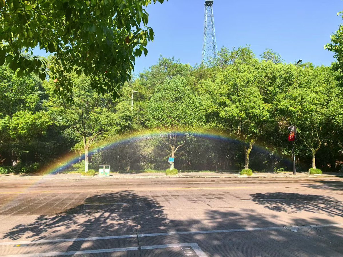 JangBB666's tweet photo. 雾炮车后的美景🌈#互关互赞 https://t.co/xB0yBYRLQd
