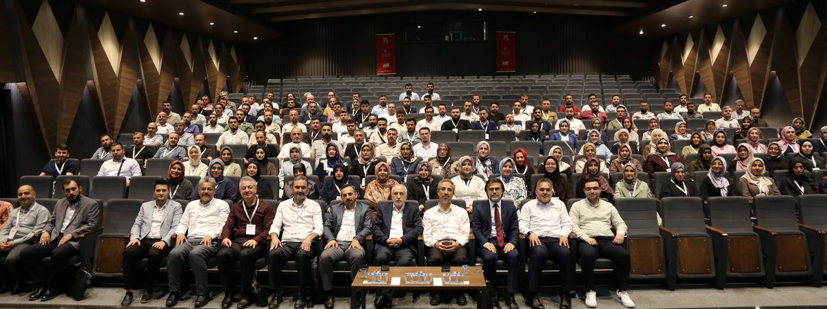 iycgenelmerkez's tweet photo. Yurt Müdürleri Toplantısı'nda, Türkiye'nin dört bir yanından gelen yurt müdürlerimizle aynı ideal etrafında buluştuk.
75 yıllık tecrübemizin ışığında; istişare ve ortak akıl ile gençlerimize daha güçlü bir gelecek hazırlamak için çalışmaya devam ediyoruz.
 #İlimYayma75Yıl https://t.co/V99zTxFJYA