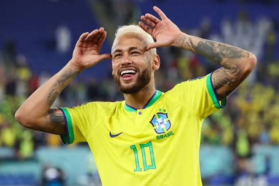 DemaSNewss's tweet photo. 🚨 Neymar'dan futbolu bırakma iddialarına net yanıt!

Brezilyalı yıldız, "Futbolu bırakmayı düşünmüyorum." açıklamasıyla kariyerine devam edeceğinin mesajını verdi.

#Neymar #Futbol #Brezilya #SonDakikaYasaları https://t.co/n7MqvUeSBl
