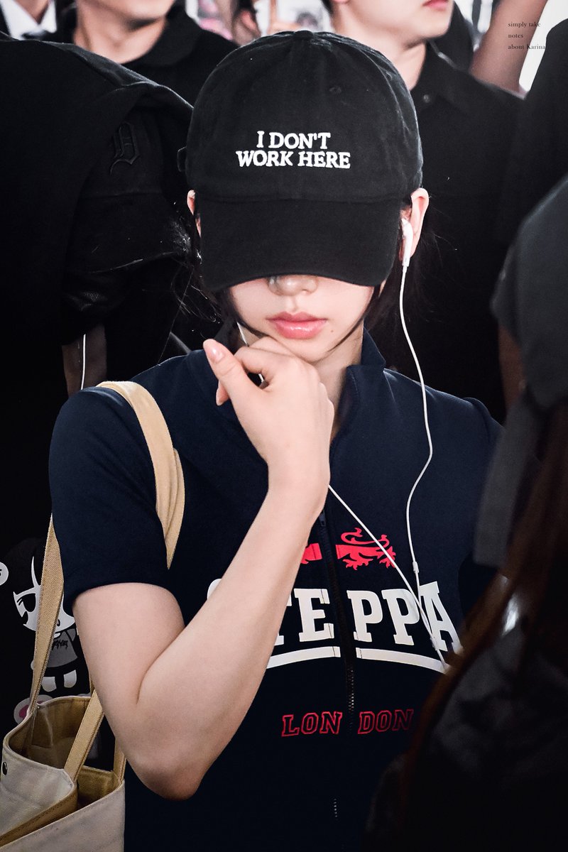 notes0411's tweet photo. notes246｜260804 ICN🫳🏻

#카리나 #Karina #カリナ #에스파 #aespa https://t.co/IVuoIjiKOW