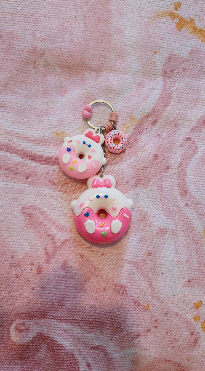 Miichel701's tweet photo. #keychains #keychain #kidcore #kidwave #toycore #toywave #donut #donuts #kawaii #toy #toys #collectiblrs #collector #accessories #collection #handmade #charm #charms #bunnydonut #pink #bunny #diy #made #custom https://t.co/sBqc5rUIM7