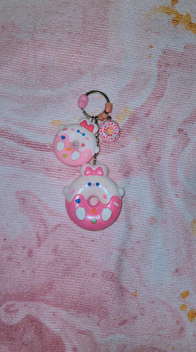 Miichel701's tweet photo. #keychains #keychain #kidcore #kidwave #toycore #toywave #donut #donuts #kawaii #toy #toys #collectiblrs #collector #accessories #collection #handmade #charm #charms #bunnydonut #pink #bunny #diy #made #custom https://t.co/sBqc5rUIM7