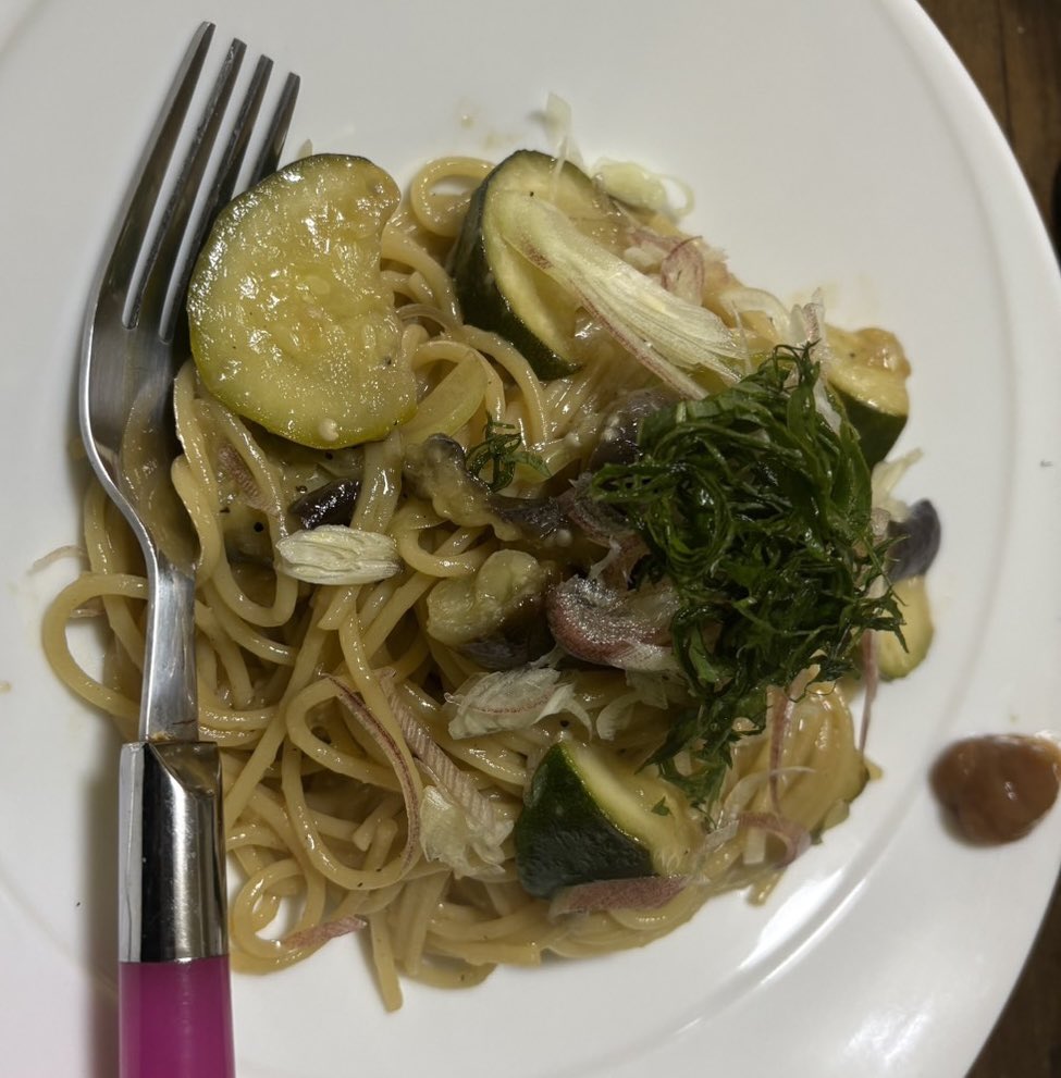 _NIA0702's tweet photo. 夏野菜和風パスタと梅を添えて
それぞれの食材ごとに味付けをした
醤油と出汁テイストのパスタね〜
ナスとズッキーニと大葉とミョウガが
入ってる！流行りに乗ったぞ！！！！

#IRIAM調理実習コンテスト
 #IRIAM準備中でも繋がりたい https://t.co/h7pBxP7a6I