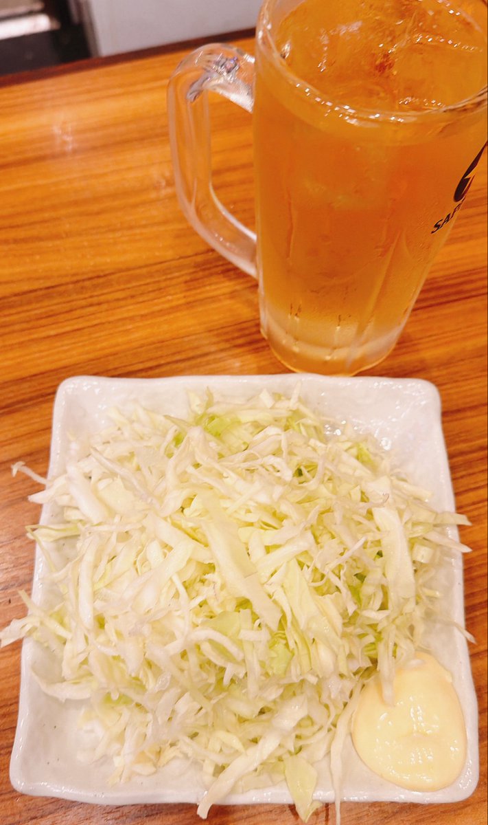 watchman0211's tweet photo. はじめてます 🥃

生姜焼き、キャベツの千切り、メニューにないのですがお店のご好意でつくっていただいてます ○┓ https://t.co/As3Caxce2M