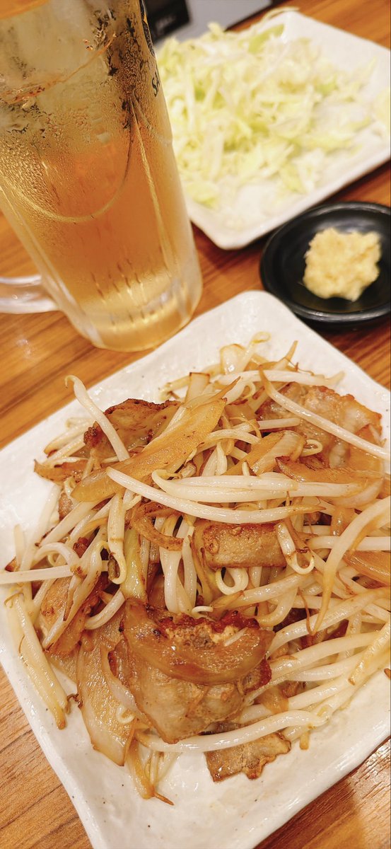 watchman0211's tweet photo. はじめてます 🥃

生姜焼き、キャベツの千切り、メニューにないのですがお店のご好意でつくっていただいてます ○┓ https://t.co/As3Caxce2M