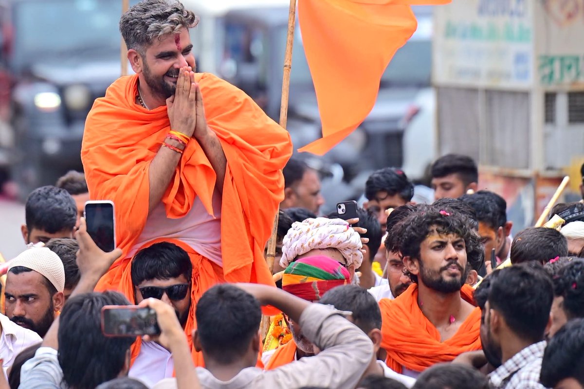withRamniwas's tweet photo. प्रथम कावड़ यात्रा के सफल एवं ऐतिहासिक आयोजन पर मैं क्षेत्र की समस्त 36 कौम के सम्मानित जनों का हृदय से आभार व्यक्त करता हूँ।
इस यात्रा में माताओं-बहनों, युवाओं, बुजुर्गों, शहर के मौजिज नागरिकों, विभिन्न शैक्षणिक संस्थानों, सामाजिक संगठनों एवं धर्मप्रेमी लोगों ने जिस उत्साह के साथ सहभागिता निभाई, वह क्षेत्र की एकता और सामाजिक सद्भाव का अद्भुत उदाहरण है।
यात्रा मार्ग में विभिन्न स्थानों पर किए गए स्वागत, सहयोग और सम्मान ने इस आयोजन को और अधिक गरिमामय बनाया। मीडिया एवं स्टूडियो से जुड़े तमाम साथियों का भी विशेष धन्यवाद, जिन्होंने इस आयोजन को जन-जन तक पहुँचाने में महत्वपूर्ण भूमिका निभाई।
विशेष रूप से उन सभी युवा साथियों का अभिनंदन, जिन्होंने पूरी यात्रा के दौरान अनुशासन, सुरक्षा और व्यवस्थाओं को संभालते हुए एक अनुकरणीय उदाहरण प्रस्तुत किया। आप सभी के सहयोग से यह कावड़ यात्रा केवल एक धार्मिक आयोजन नहीं रही, बल्कि क्षेत्र की एकता, भाईचारे और सामाजिक समरसता का संदेश देने वाला ऐतिहासिक आयोजन बनी।
आप सभी का स्नेह, विश्वास और सहयोग ही हमारी सबसे बड़ी शक्ति है।