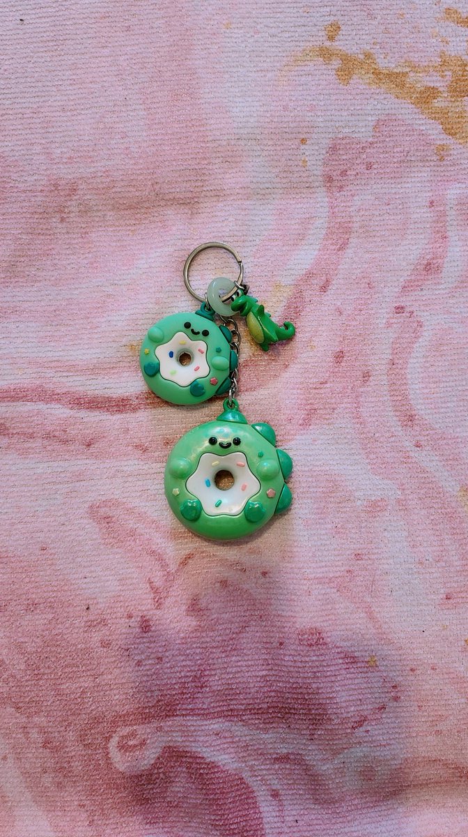 Miichel701's tweet photo. #keychains #keychain #kidcore #kidwave #toycore #toywave #donut #donuts #kawaii #toy #toys #collectiblrs #collector #accessories #collection #handmade #charm #charms #dinosaurs #dinodonut #dinos #dino #dinosaur #diy #made #custom https://t.co/LsozyIyh9P