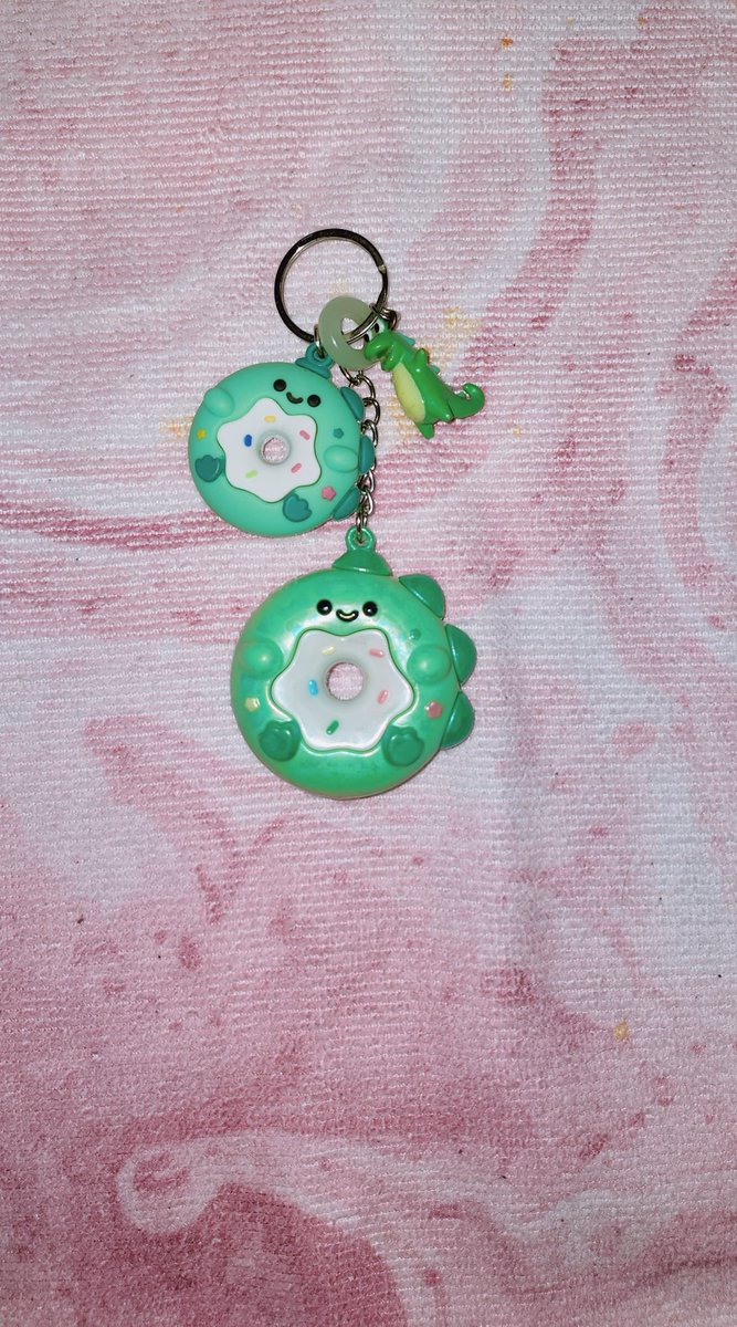 Miichel701's tweet photo. #keychains #keychain #kidcore #kidwave #toycore #toywave #donut #donuts #kawaii #toy #toys #collectiblrs #collector #accessories #collection #handmade #charm #charms #dinosaurs #dinodonut #dinos #dino #dinosaur #diy #made #custom https://t.co/LsozyIyh9P