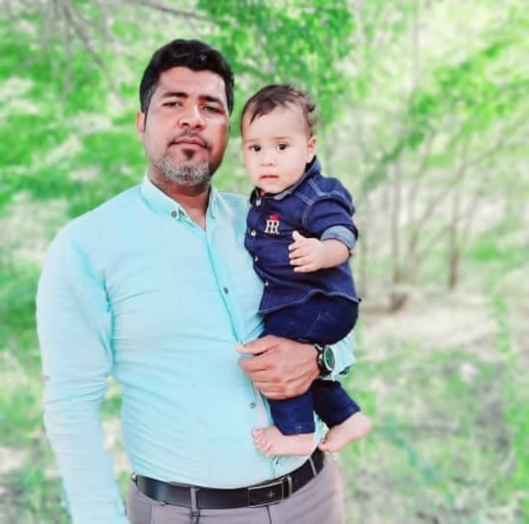 fandoqei's tweet photo. درختِ لیموی حیاط، هنوز استوار در میان آوار ایستاده‌است. انگار که می‌خواهد، جایِ خالیِ سینا را پر کند.اما چیزی، جایِ یک کودک را نمی‌گیرد. #روایت_سینا https://t.co/fbrNRAtgk4