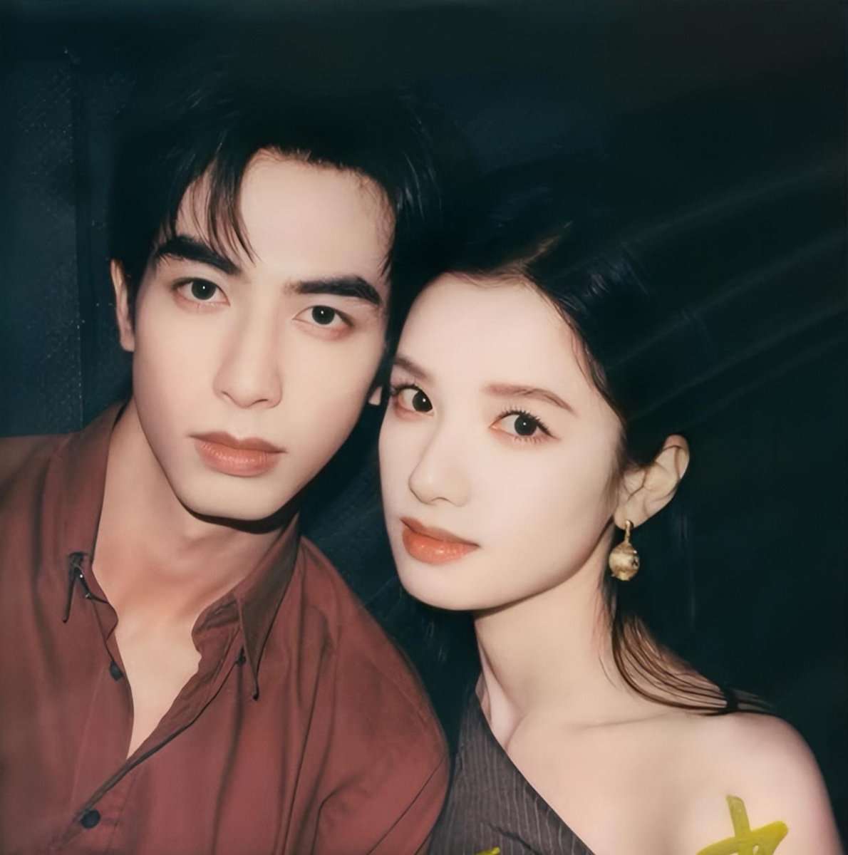 joyandvictoriaT's tweet photo. Hunan TV just found its 2026 KING 👑
#LoveForYou starring #SongWeilong x #ZhangJingyi didn't just premiere — it EXPLODED 💥
📈 0.66% peak, #1 nationwide, broke Hunan's 2026 premiere record in 2 HOURS (20M views!)
From 90s childhood trauma to billiard hall reunion... this "pseudo-sibling" angst is why it's now the ANNUAL RUNNER-UP 🥈
Are you team Chen Yi & Miao Jing yet? 😭
#SongWeilong #ZhangJingyi #野狗骨头 #CDrama