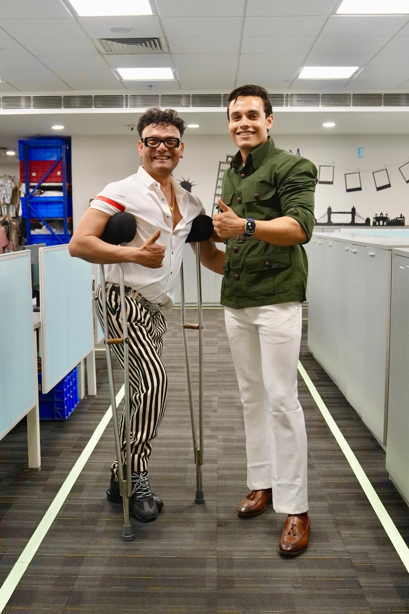 Navan_Jaiswal's tweet photo. Meeting Mr. Ram Chandra Agarwal was a masterclass in resilience.

He was diagnosed with polio as a child and still walks with crutches. Yet he built Vishal Mega Mart, lost it in a ₹750 crore debt crisis, and started again. Today, V2 Retail is valued at ₹8,000+ crore.

Three lessons that stayed with me:

1. India doesn't just shop in metros. Tier-2 and Tier-3 cities are where the real opportunity lies.
2. Sustainable growth beats growth at any cost.
3. Master one thing instead of trying to do everything.