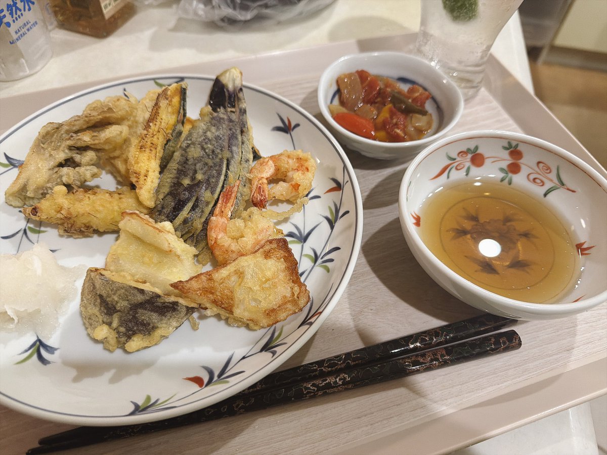 ZEKU_2's tweet photo. 今日は姪が来てるので気合い入れて天ぷら揚げました(-ω- )ﾒﾝﾄﾞｲ https://t.co/h07PrAI57K
