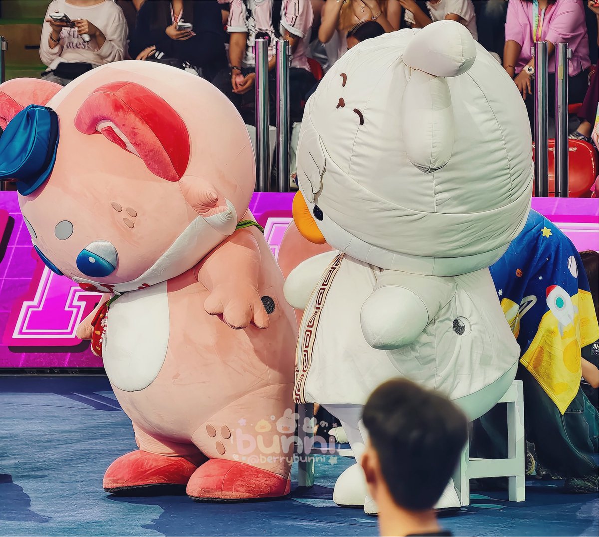 _berrybunni_'s tweet photo. โทกี้ยูจะมาแย่งที่นั่งไอทำไม แค่ไอนั่งคนเดียวมันก็เต็มแล้วยูยังจะมาแย่งไอนั่งอีก https://t.co/9zAzcBLaDa