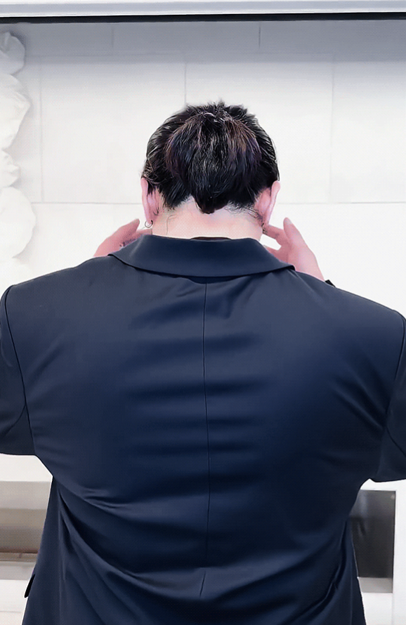 jojianshere's tweet photo. "they’re talking
behind your back"               "how's the view?" https://t.co/Kuv98n9fv0