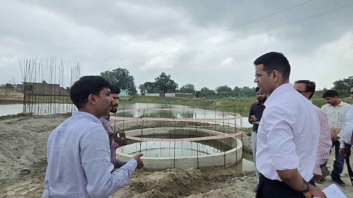 DMBalrampur's tweet photo. तहसील सदर में पीडब्लूडी द्वारा हरिहरगंज–ललिया–बनकटवा मार्ग पर झिन्ने नाला, बेला मार्ग पर पठानपुरवा–रजगढ़वा मार्ग (घोड़हवा नाला) तथा कोडरी–मथुरा–चौधरीडीह मार्ग पर निर्माणाधीन लघु सेतु एवं बॉक्स कल्वर्ट कार्यों का स्थलीय निरीक्षण कर प्रगति का जायजा लिया।
निरीक्षण के दौरान उन्होंने निर्माण सामग्री की गुणवत्ता का परीक्षण करते हुए निर्देश दिए कि सभी कार्य निर्धारित मानकों के अनुरूप, गुणवत्तापूर्ण एवं समयबद्ध ढंग से पूर्ण किए जाएं। साथ ही कार्यों में तेजी लाकर क्षेत्रवासियों को सुरक्षित, सुगम एवं बेहतर आवागमन की सुविधा शीघ्र उपलब्ध कराने पर विशेष जोर दिया।
@CMOfficeUP @UPGovt