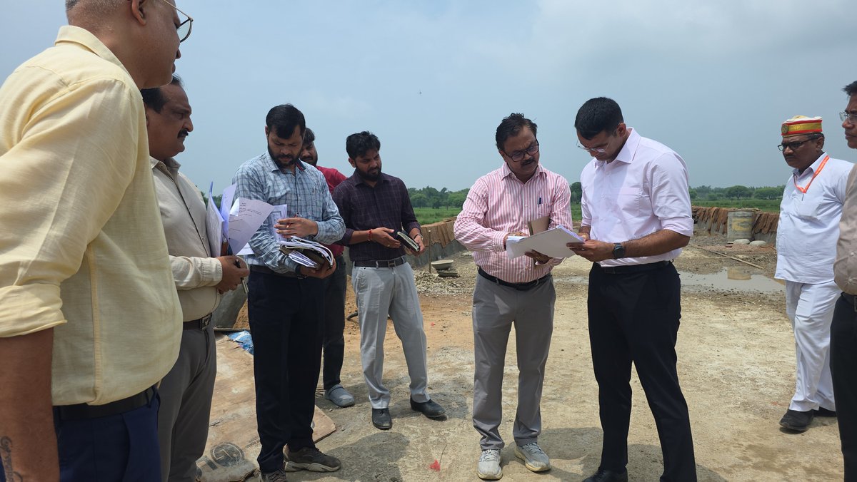 DMBalrampur's tweet photo. तहसील सदर में पीडब्लूडी द्वारा हरिहरगंज–ललिया–बनकटवा मार्ग पर झिन्ने नाला, बेला मार्ग पर पठानपुरवा–रजगढ़वा मार्ग (घोड़हवा नाला) तथा कोडरी–मथुरा–चौधरीडीह मार्ग पर निर्माणाधीन लघु सेतु एवं बॉक्स कल्वर्ट कार्यों का स्थलीय निरीक्षण कर प्रगति का जायजा लिया।
निरीक्षण के दौरान उन्होंने निर्माण सामग्री की गुणवत्ता का परीक्षण करते हुए निर्देश दिए कि सभी कार्य निर्धारित मानकों के अनुरूप, गुणवत्तापूर्ण एवं समयबद्ध ढंग से पूर्ण किए जाएं। साथ ही कार्यों में तेजी लाकर क्षेत्रवासियों को सुरक्षित, सुगम एवं बेहतर आवागमन की सुविधा शीघ्र उपलब्ध कराने पर विशेष जोर दिया।
@CMOfficeUP @UPGovt