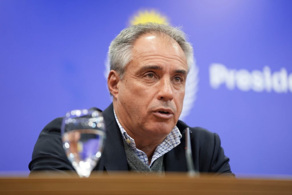 NicolasLussich's tweet photo. AHORA en el @InformaCarve850 el Ing. Alejandro Ruibal, presidente de la Cámara de la Construcción - hay PREACUERDO en la negociación con el SUNCA. Se baja paulatinamente de 44 a 40 horas semanales, con contrapartidas y flexibilidad, en un acuerdo de 5 años (60 meses). https://t.co/te7cfefm6e
