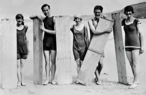 janeyellene's tweet photo. Early British surfers at Perranporth, Cornwall 1922 with their homemade surf boards known as "Coffin Lids" because they were made by the local undertaker from spare timber. Photo taken by Arthur William Jordan.
#Cornwall #Surfing #1920s #History #BritishHistory #CornwallHistory https://t.co/ebDfImL2C3