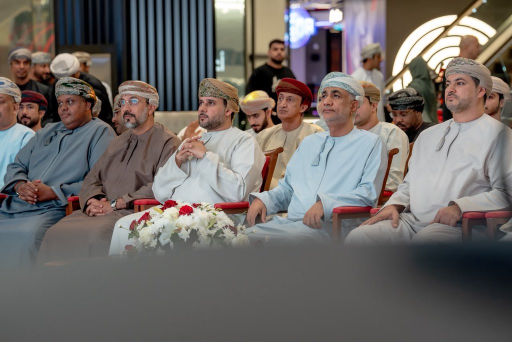OmanChamber's tweet photo. دشّنت وزارة التجارة والصناعة وترويج الاستثمار، بالشراكة مع غرفة تجارة وصناعة عُمان، الحملة الوطنية #غيّر_جو، وبالتعاون مع عدد من الجهات الحكومية والخاصة، بحضور سعادة الشيخ فيصل بن عبدالله الرواس رئيس مجلس إدارة غرفة تجارة وصناعة عُمان، وعدد من أصحاب السعادة، والرؤساء التنفيذيين، والمسؤولين من القطاعين العام والخاص.

وتستمر الحملة حتى الأول من سبتمبر المقبل، مقدمةً باقة واسعة من العروض والتخفيضات التجارية، والجوائز التحفيزية، إلى جانب برامج وفعاليات متنوعة في مختلف محافظات سلطنة عُمان، بما يسهم في تنشيط الحركة التجارية والسياحية، وتعزيز تجربة المتسوقين والزوار، ودعم المؤسسات التجارية والسياحية المشاركة.