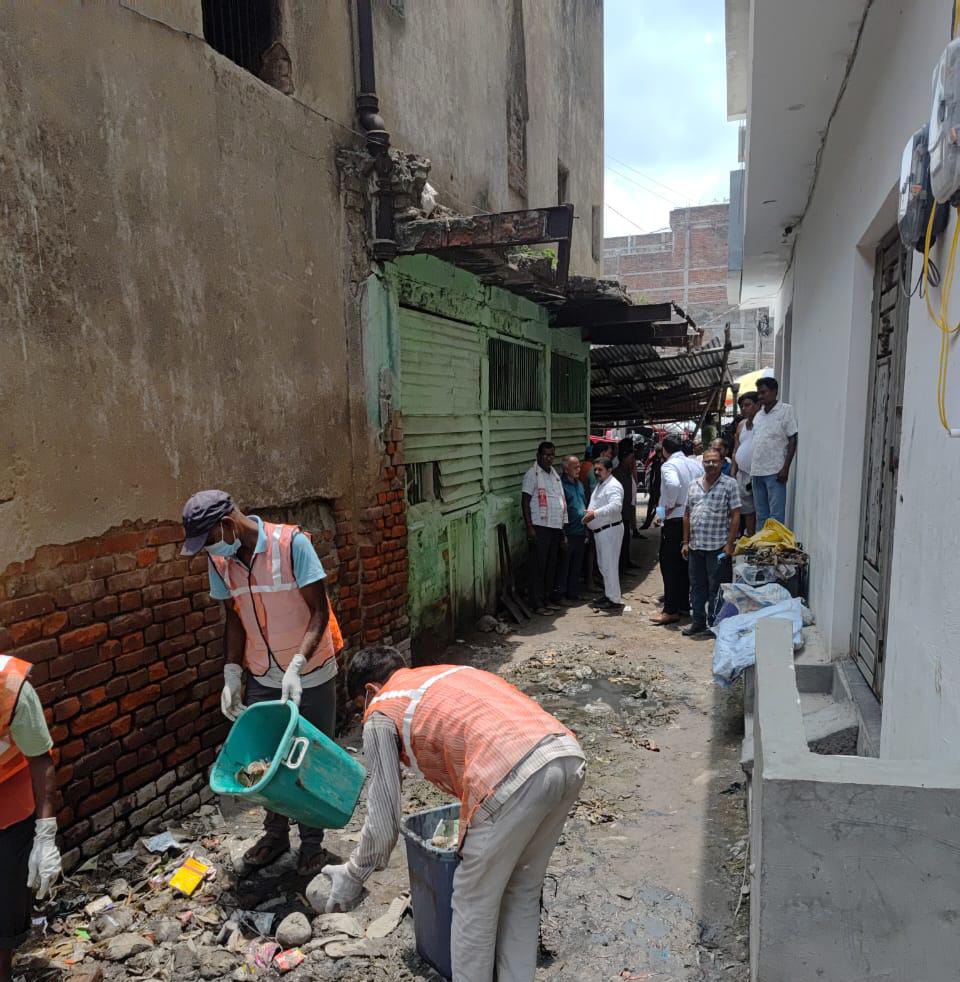 LSBA_Bihar's tweet photo. #गया के #गुरारू प्रखंड की #गुड़रू पंचायत में BDO के निर्देश पर मध्य विद्यालय के पास जमा लीगेसी वेस्ट हटाकर परिसर को स्वच्छ व कचरा मुक्त बनाया गया। 
इससे विद्यार्थियों व ग्रामीणों के लिए बेहतर वातावरण सुनिश्चित हुआ।
@IPRDBihar @BiharRDD @swachhbharat @ddnewsBihar https://t.co/qhfY1MI7yg