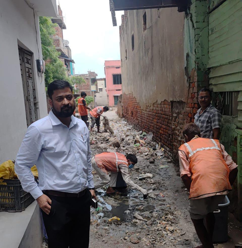LSBA_Bihar's tweet photo. #गया के #गुरारू प्रखंड की #गुड़रू पंचायत में BDO के निर्देश पर मध्य विद्यालय के पास जमा लीगेसी वेस्ट हटाकर परिसर को स्वच्छ व कचरा मुक्त बनाया गया। 
इससे विद्यार्थियों व ग्रामीणों के लिए बेहतर वातावरण सुनिश्चित हुआ।
@IPRDBihar @BiharRDD @swachhbharat @ddnewsBihar https://t.co/qhfY1MI7yg